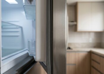 Técnico de geladeira que faz conserto repete sempre o mesmo alerta: borracha da porta que não gruda mais um papel aumenta a conta de luz em até 20% e colocar alimento quente dentro força o compressor e encurta a vida útil pela metade