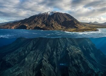 O incrível vulcão que é maior que o Monte Everest
