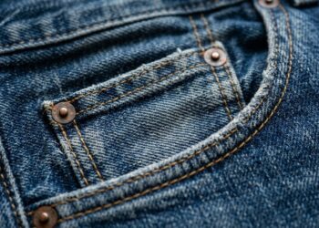 Para que serve o bolso minúsculo dentro do bolso da calça jeans: ele foi criado em 1873 para relógios de corrente, a Levi's nunca o removeu, e hoje ele tem uma função que quase ninguém usa mas deveria