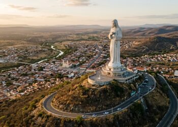 A estátua de 56 metros que transformou uma pequena cidade em destino de fé