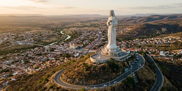 A estátua de 56 metros que transformou uma pequena cidade em destino de fé