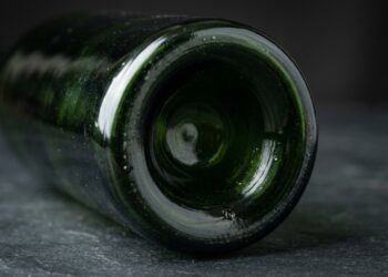 Para que serve o relevo encontrado no fundo de algumas garrafas de vinho
