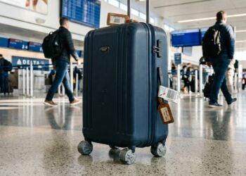 Colocar fita adesiva nas rodas da mala antes de despachá-la no aeroporto: para que serve e por que é recomendável
