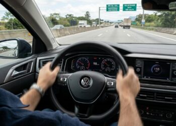 Por que o volante do carro treme ao frear em velocidade alta? O sinal de alerta que a maioria dos motoristas ignora sem saber o risco