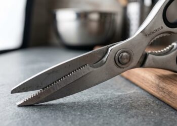 Por que algumas tesouras de cozinha têm dentes metálicos entre os cabos