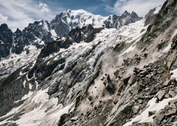 Verão de 2026 muda o Mont Blanc: 2 refúgios fecham por risco de queda de pedras e túnel de gelo a 3.842 m é desmontado