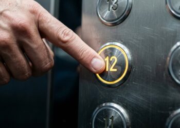 Técnico de elevador revela: apertar o botão várias vezes durante uma pane é o que mais atrasa o resgate, e o procedimento correto leva menos de 1 minuto