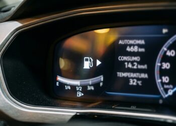 Para que serve a seta ao lado do ícone de combustível no painel do carro?