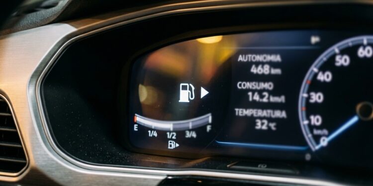 Para que serve a seta ao lado do ícone de combustível no painel do carro?