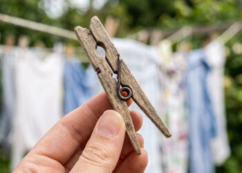 Para que servem os 2 furos do pregador de roupa e por que cada um tem um tamanho diferente