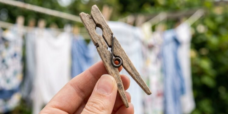 Para que servem os 2 furos do pregador de roupa e por que cada um tem um tamanho diferente