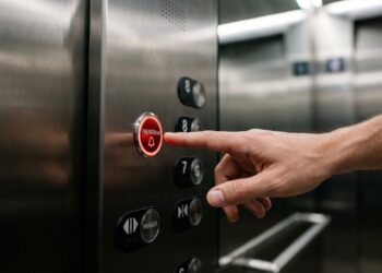 O elevador do prédio tem um botão que ninguém aperta e quase nenhum morador sabe para que serve: ele ativa o modo bombeiro, tranca as portas em todos os andares e transforma a cabine em transporte exclusivo de resgate
