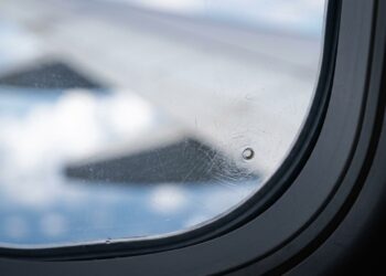 Você já reparou no pequeno furo da janela do avião? Ele está ali por um motivo específico