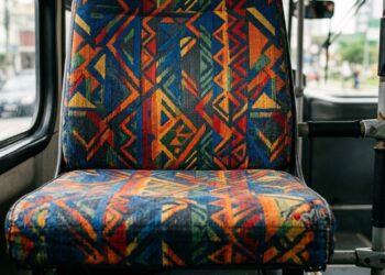 Por que os bancos dos ônibus urbanos têm aquelas estampas tão coloridas