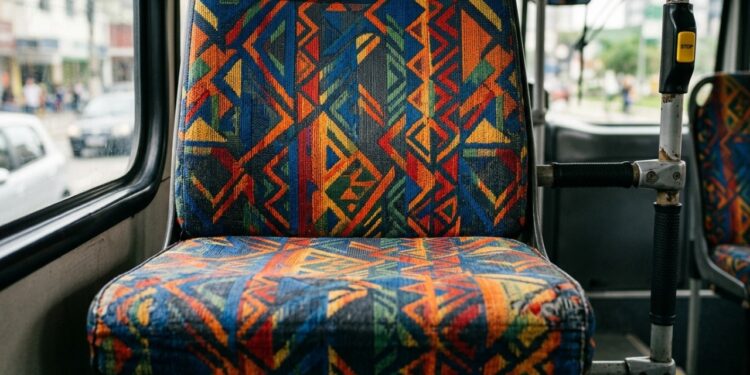 Por que os bancos dos ônibus urbanos têm aquelas estampas tão coloridas