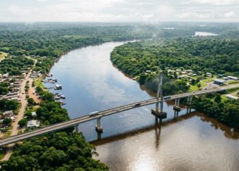 Uma ponte de 378 metros liga a Amazônia brasileira a um território da União Europeia
