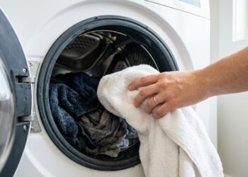 Para que serve colocar uma toalha seca junto das roupas molhadas durante a centrifugação da máquina