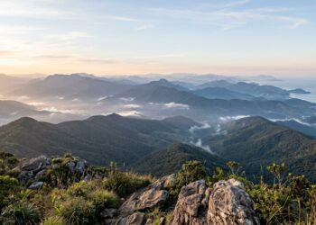 Do alto de uma montanha a 1.840 metros, o visitante consegue enxergar o litoral e ilhas a dezenas de quilômetros, enquanto esta cidade serrana completa o roteiro com ateliês de cerâmica japonesa, cachoeiras e gastronomia de montanha