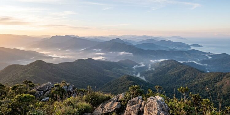 Do alto de uma montanha a 1.840 metros, o visitante consegue enxergar o litoral e ilhas a dezenas de quilômetros, enquanto esta cidade serrana completa o roteiro com ateliês de cerâmica japonesa, cachoeiras e gastronomia de montanha