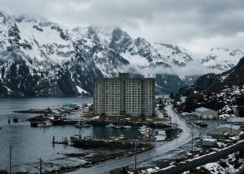 A cidade do Alasca onde a maior parte dos moradores vive no mesmo prédio e o endereço funciona como um pequeno bairro vertical