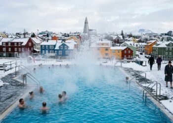 No frio da Islândia, essa cidade usa água quente subterrânea para aquecer piscinas e enfrentar o gelo