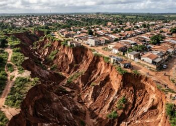 A cidade brasileira onde voçorocas de até 70 metros de profundidade avançam sobre casas e ruas