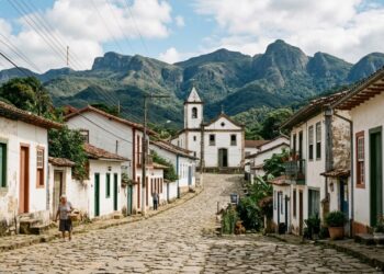 A vila mineira com cerca de 1.100 moradores onde ruas históricas terminam praticamente na entrada de um parque cheio de grutas, cachoeiras e formações de quartzito, e em 2026 o lugar entrou na disputa das melhores vilas turísticas do mundo