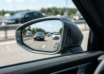 Por que os retrovisores dos carros têm aquela linha pontilhada no canto