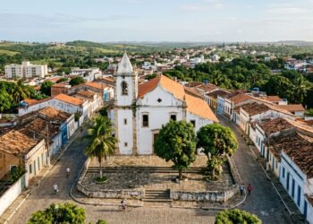 Uma cidade guarda desde 1535 a igreja que observa a metrópole crescer