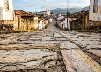 A cidade mineira onde uma pedra retirada da serra virou calçamento, construção e parte da identidade local