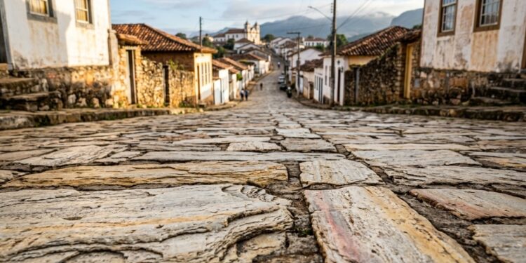 A cidade mineira onde uma pedra retirada da serra virou calçamento, construção e parte da identidade local
