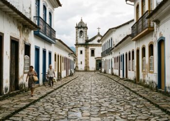 A cidade colonial entre o mar e a Mata Atlântica que se tornou o primeiro Patrimônio Mundial misto do Brasil, e o visitante pode sair de ruas do século XVIII para praias, cachoeiras e uma das florestas mais biodiversas do planeta no mesmo roteiro