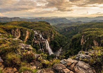 A cidade de Goiás com cerca de 120 cachoeiras catalogadas foi construída sobre uma região de rochas com aproximadamente 1,8 bilhão de anos, e a enorme quantidade de cristais no subsolo ajudou a criar histórias de energia, discos voadores e portais espalhadas pela Chapada