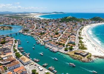 Um município cresceu sobre uma restinga entre o oceano e uma lagoa, foi disputado por portugueses e estrangeiros e preserva marcas de uma das ocupações europeias mais antigas do litoral