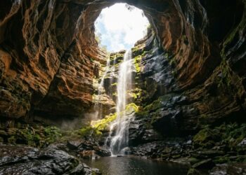 A cidade onde uma cachoeira despenca dentro de uma caverna aberta para o céu