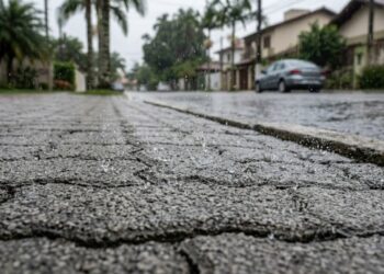 A cidade catarinense onde as calçadas têm um sistema de drenagem copiado dos alemães que faz a água da chuva sumir em segundos enquanto o resto do país alaga, e o pedreiro local que instala esse modelo há 30 anos explica por que é mais barato do que parece