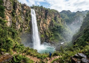 O município goiano onde uma cachoeira despenca 168 metros quase de uma vez só, enquanto cavernas, um enorme buraco rochoso e sítios arqueológicos transformam os arredores em um roteiro que parece muito distante de Brasília apesar da proximidade