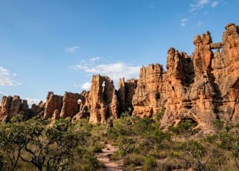 Cânions, paredões e pinturas rupestres cercam um município construído a mais de 800 metros de altitude, de onde é possível enxergar a planície pantaneira nos dias mais claros