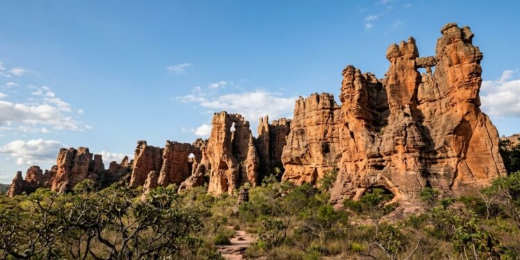 Cânions, paredões e pinturas rupestres cercam um município construído a mais de 800 metros de altitude, de onde é possível enxergar a planície pantaneira nos dias mais claros