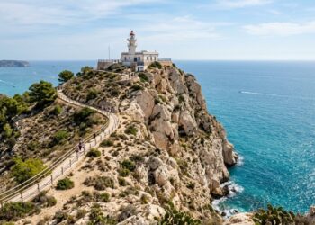 A rota de uma cidade no sul da Espanha que contorna paredões e dunas entre um farol-museu, enseadas cristalinas e antigas minas