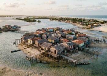 A vila de pescadores no litoral do Ceará onde as casas são construídas sobre palafitas que sobem e descem conforme a maré, o carpinteiro local usa uma técnica de encaixe sem prego que dura mais de 40 anos, e nenhuma construtora conseguiu replicar o sistema com material industrializado