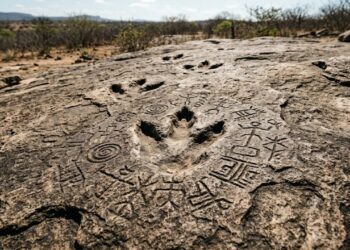 Pegadas de dinossauros preservadas no sertão aparecem ao lado de desenhos feitos por humanos milhões de anos depois, formando o único sítio conhecido no mundo onde arte rupestre e rastros desses animais aparecem juntos