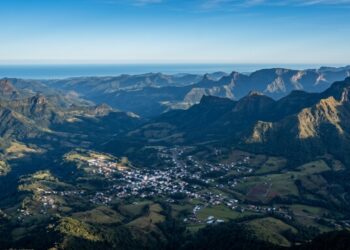 Do alto deste município catarinense é possível enxergar o mar a mais de 100 quilômetros em dias limpos, enquanto uma janela natural de pedra, cânions e mais de 80 cachoeiras transformam a serra em roteiro de aventura