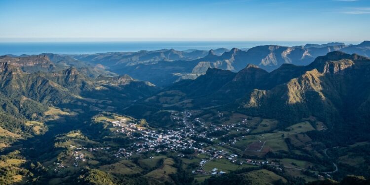 Do alto deste município catarinense é possível enxergar o mar a mais de 100 quilômetros em dias limpos, enquanto uma janela natural de pedra, cânions e mais de 80 cachoeiras transformam a serra em roteiro de aventura