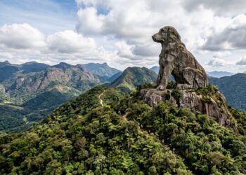 Uma pedra com 111 metros parece um cachorro observando este município, onde trilhas levam a algumas das montanhas mais impressionantes do país e pequenas localidades preservam cachoeiras, gastronomia e clima de vila