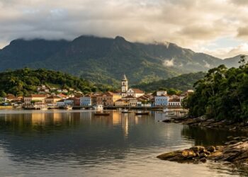 O mar encontra a Serra do Mar diante de uma cidade histórica onde ainda há restos de um sambaqui junto à praia, uma antiga estação lembra a época em que o porto era um dos maiores do país