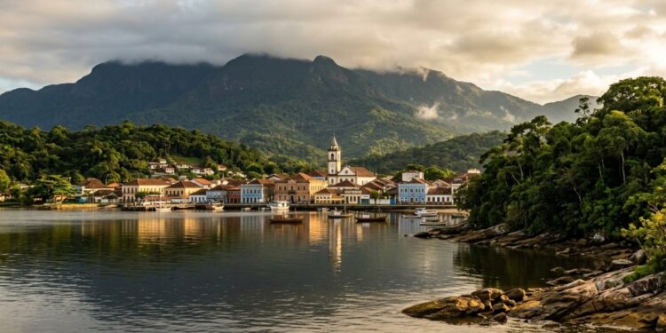 O mar encontra a Serra do Mar diante de uma cidade histórica onde ainda há restos de um sambaqui junto à praia, uma antiga estação lembra a época em que o porto era um dos maiores do país