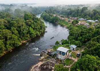 A comunidade no interior do Amazonas onde a energia elétrica chega por uma microusina movida pelo próprio rio, o técnico local que mantém a turbina é um ex-pescador que aprendeu a consertar o gerador com manual traduzido por rádio, e a geladeira comunitária que conserva o pescado de 35 famílias funciona com a mesma corrente que alimenta a escola e o posto de saúde