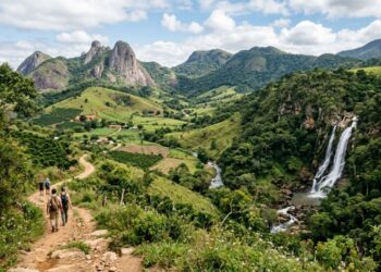 Uma região onde a maioria dos moradores vive na zona rural ainda preserva língua, receitas e festas de origem pomerana, e o visitante pode seguir caminhos entre cachoeiras, pedras e pequenas propriedades de café