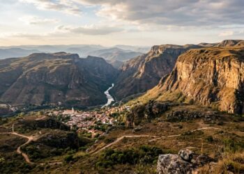 A pequena cidade mineira cercada por paredões da Serra da Canastra onde cachoeiras, cânions, cavernas e comida artesanal dividem o roteiro, e essa combinação levou o município à disputa de melhor vila turística do mundo em 2026